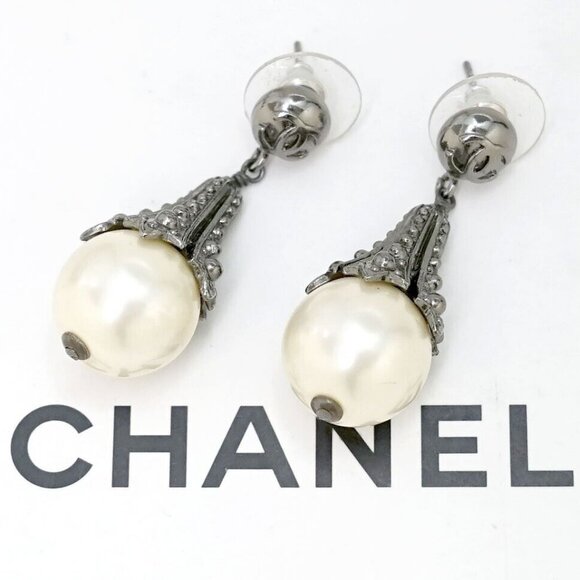 CHANEL CC Logos Pearl dangle Stud Earrings Gray Tone 03P Auth w/Box t1088